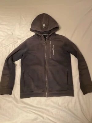 Mörkblå sail racing tröja - Säljer en äkta sail racing tröja, tröjan är i fint skick och är skön inför vintern. 