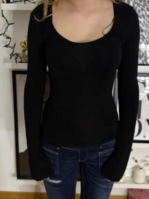 🖤 långärmad topp - Gina tricot 🖤 - Säljer en svart långärmad topp från Gina tricot med rundad urringning och figurnära passform. Toppen är enkel och stilren, perfekt att matcha med jeans eller kjol. Materialet är mjukt och stretchigt för en bekväm känsla. Toppen är i storlek XS och jag säljer då den inte kommer till användning längre 🩷 ställ gärna frågor om ni har funderingar! 🥰