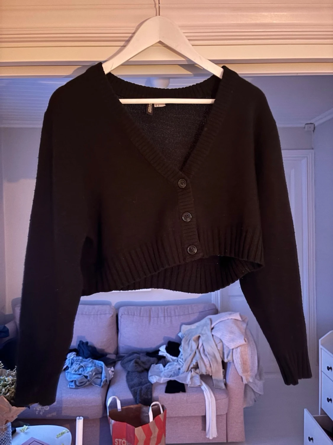 Svart croppad kofta med knappar