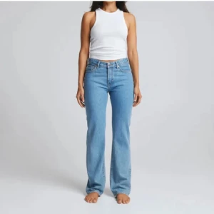 Blå raka jeans low waist 26/32 - Säljer ett par klassiska blå jeans med låg midja och raka ben. Jeansen har fem fickor, bälteshällor och stängs med dragkedja och knapp. Perfekt passform för dig som gillar en enkel och tidlös look. Dem är använda max 15 gånger, dock lite lite sluta längst ner men inget man ser när man har på sig dem, är 162 och jeansen är ner till marken. Priset kan diskuteras! Har ett par likadan i svart som jag säljer, man kan få båda paren för 125kr