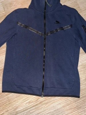 Nike tech  - Säljer min Nike tech det ända skadan på hela hoodien är i insidan allt på utsidan som syns när man har på sig den är i ny skick 