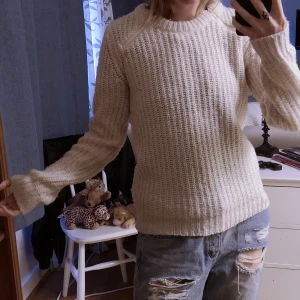 Vila stickad tröja strl S - Créme färgad stickad tröja. Aldrig använd då den inte är min stil. 