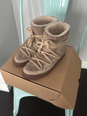 Beige inuikii - Säljer ett par beige inuikii.