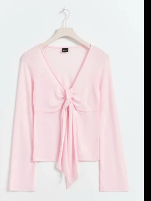 Ljusrosa långärmad topp med knyt - Supersöt ljusrosa långärmad topp från Gina Tricot med v-ringning och knyt framtill. Tunn och mjuk i materialet, perfekt för vår och sommar. Använd 3 gånger 💕