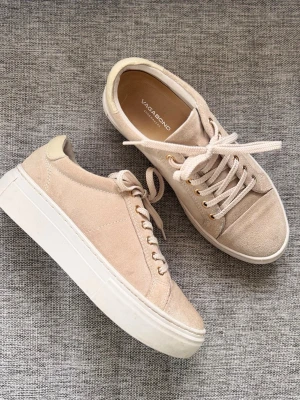 Vagabond Sneakers  - Snygga beige sneakers från Vagabond i storlek 36. I gott skick och sparsamt använda. Bekväma och passar till det mesta. Nypris: 1200 kr.