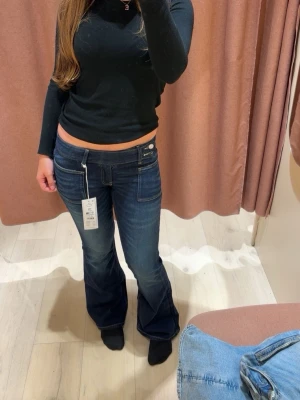 gina tricot jeans💓 - säljer ett par mörkblåa jeans💓 de är i nytt skick då de inte används mycket alls, i storlek 164💓