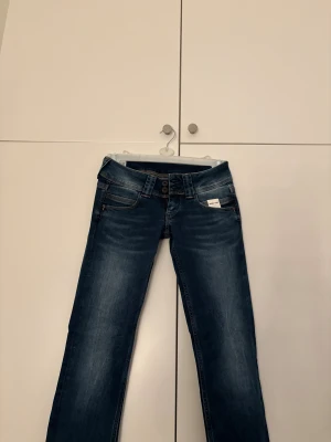 Blå Pepe jeans - Low waisted jeans från Pepe Jeans i klassisk mörkblå denim. Snygg, tidlös modell som sitter tight över höfterna och faller rakt/leicht utsvängt nedåt.  Ett måste i garderoben! 💙  📦 Skickas snabbt 🤍 Original Pepe Jeans 🔥 Svår att hitta low waist-modell