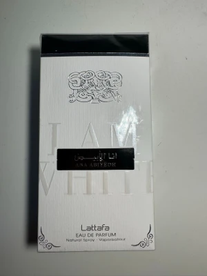 Ana Abiyedh Parfym  - Ana Abiyedh från Lattafa är en Eau de Parfum på 60 ml.  Helt oanvänd 
