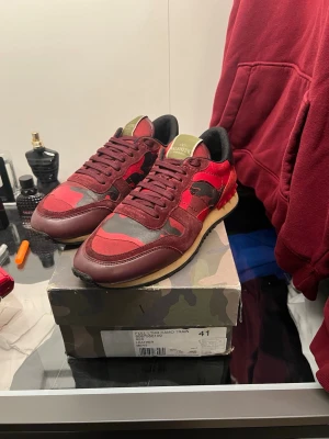 Valentino Rockrunners - Sjukt feta rockrunners i fint skick och snygg colorway 🙌 Perfekt för kallt väder nu när snön kommit❄️| Storlek 41 | Självklart Äkta💫| Låda medföljer men sådär skick, kontakta vid intresse och frågor🤙