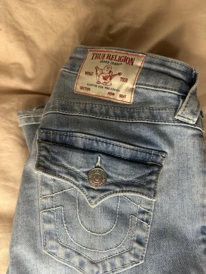 True Religion Becca Bootcut Jeans ljusblå OBS! Läs caption - Säljer dessa super snygga true religion jeans !! OBS !! Dessa är uppsydda det vill säga att de är kortare än vanliga jeans ( men de ha originlsömmar)  innerbenetslängden är 71 cm