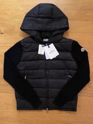 Moncler cardigan - Snygg moncler cardigan, perfekt till hösten☔️