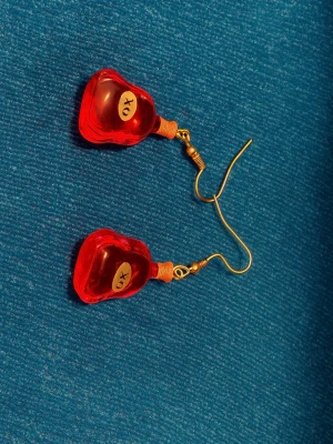 FINA LIKÖR ÖRHÄNGEN KROCK ÖRHÄNGEN För  FESTLIGA  TILLFÄLLEN, akryl örhängen  - Ett par fina Likör örhängen 