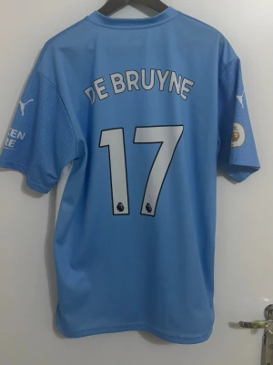 Man city tröja  - Bilderna visar en Manchester City fotbollströja med De Bruyne och nummer 17, 