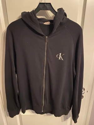 Zip tröja - Tjenare! Säljer en tröja som inte används längre. Hör av er vid funderingar