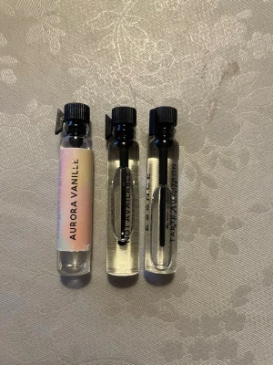 Essnce testers - Tarte au citron, Not available och Aurora vanille - 3 st 2ml Essnce testers/parfymprover  Tarte au citron 2ml Not available 2ml  Aurora vanille (ca halva kvar) 1ml(?)   Tarte au citron och Not available finns inte att köpa på hemsidan ännu.   Passa på och testa dessa två nykomlingar innan de släpps för allmänheten!