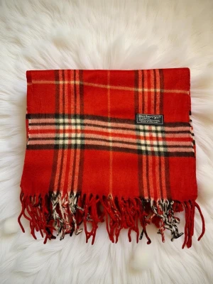 Burberry Scarf/Halsduk  - Är super fin, skriv vid fråger eller om ni vill diskutera priset!!