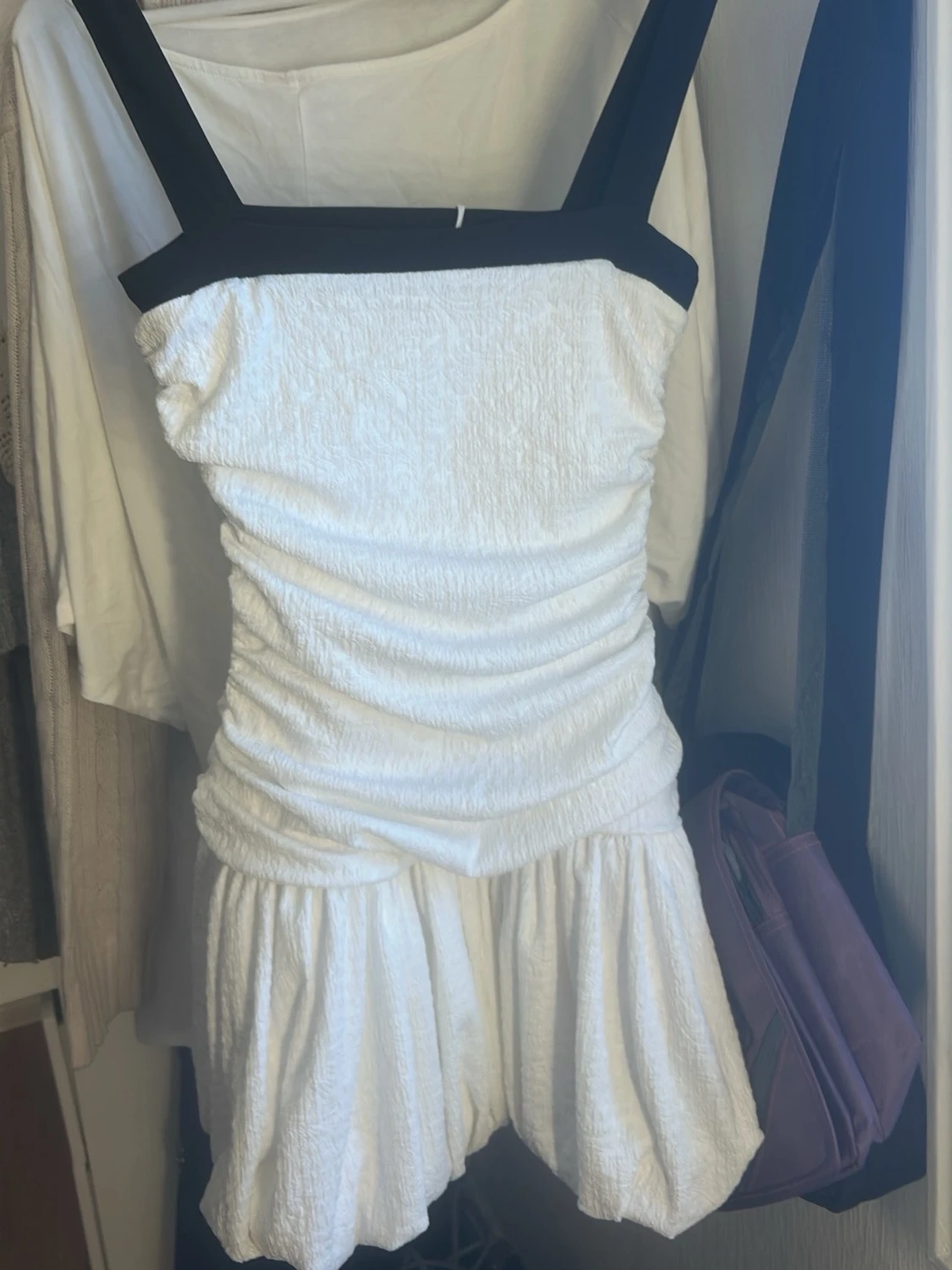 Vit kortklänning med svarta band - 2