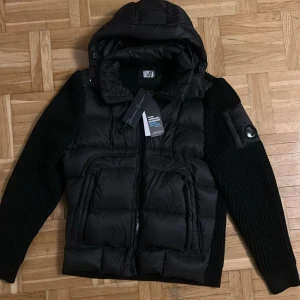 cp company cardigan - säljer en fin cp company cardigan i strlk M. skicket är på topp med inga skador eller besvär!