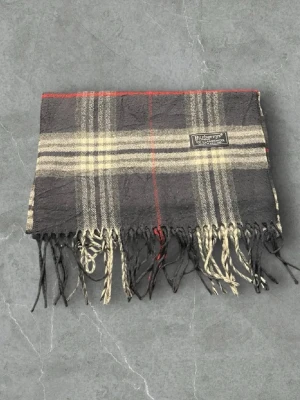 Burberry scarf - Navy blue burberry scarf i fint skick. Självklart äkta. Tveka inte att fråga vid funderingar