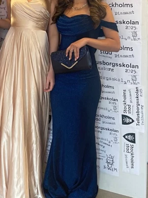 Balklänning  - Säljer en mörkblå glittrig balklänning i storlek xs, den är i bra skick då jag använt den endast en gång. Skriv om du vill ha mer detaljer/ bilder💕pris kan diskuteras! 