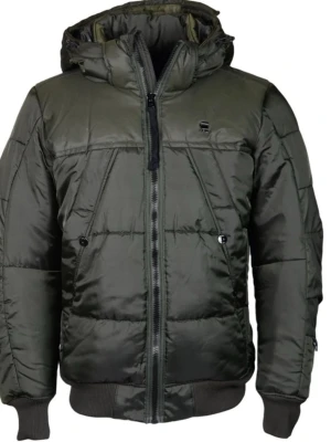 Svart pufferjacka från G-Star RAW (varm) - Stilren svart pufferjacka från G-Star RAW med huva och dragkedja framtill. Jackan har quiltad design, diskret logotyp. Perfekt för kalla dagar och enkel att matcha med olika outfits. (Oversized)