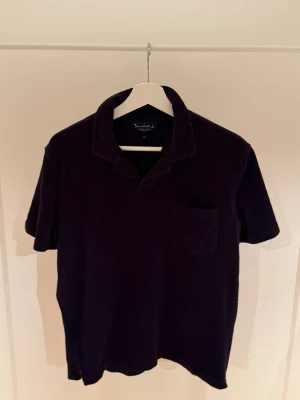 Bondelid Frotté Piké - Snygg marinblå frotté piké ifrån Bondelid med unika detaljer, perfekt för dig gillar stil ochska utomlands under den kommande tiden. (Storlek S) Köpta på MQ för cirka 600kr vilket är ny pris men vi säljer för endast 279kr. Rabatt för seriösa köpare!!