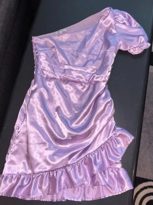 Lila satinklänning - Säljer denna fina kortklänning från Chiquelle. Endast använd en gång!💜