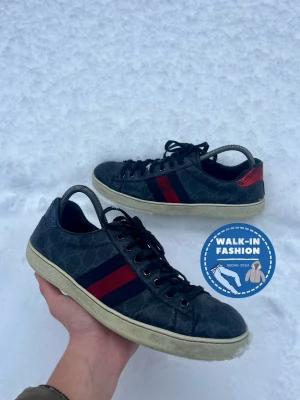 Gucci sneakers  - Tja! Säljer nu dessa sjukt snygga Gucci skor. Nypris ligger runt 6000kr men säljs nu för endast 1499kr! Skick 7/10 riktigt bra men har defekter se bilder! Hör av er vid minsta lilla fundering! 