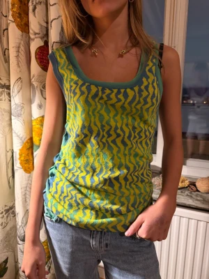 Mönstrad linnetopp i grönt och blått - Cool linnetopp med grönt och blått zickzackmönster och breda kantband. Toppen har en avslappnad passform och rundad urringning. Ser lite missoni liknande ut!! Super cool topp till sommaren🥰😍😍🥰🥰🥰❤️lappen finns kvar, den är aldrig använd!