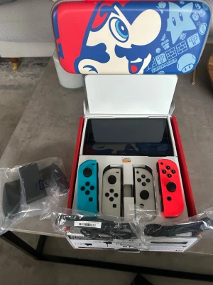Nintendo Switch med Mario-väska - Nintendo switch oled Skärmen i mycket fint skick! 4 Joycons Minneskort 128gb Grip kontroll Super Mario fodral Original låda  