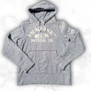 Grå hoodie från Abercrombie - Riktigt fet hoodie från abercrombie som passsar någon 175-185 Den efterfrågade usel looken som du ser på bilderna
