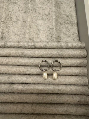 Örhängen med pärla - Super fina vardags örhängen med pärlor