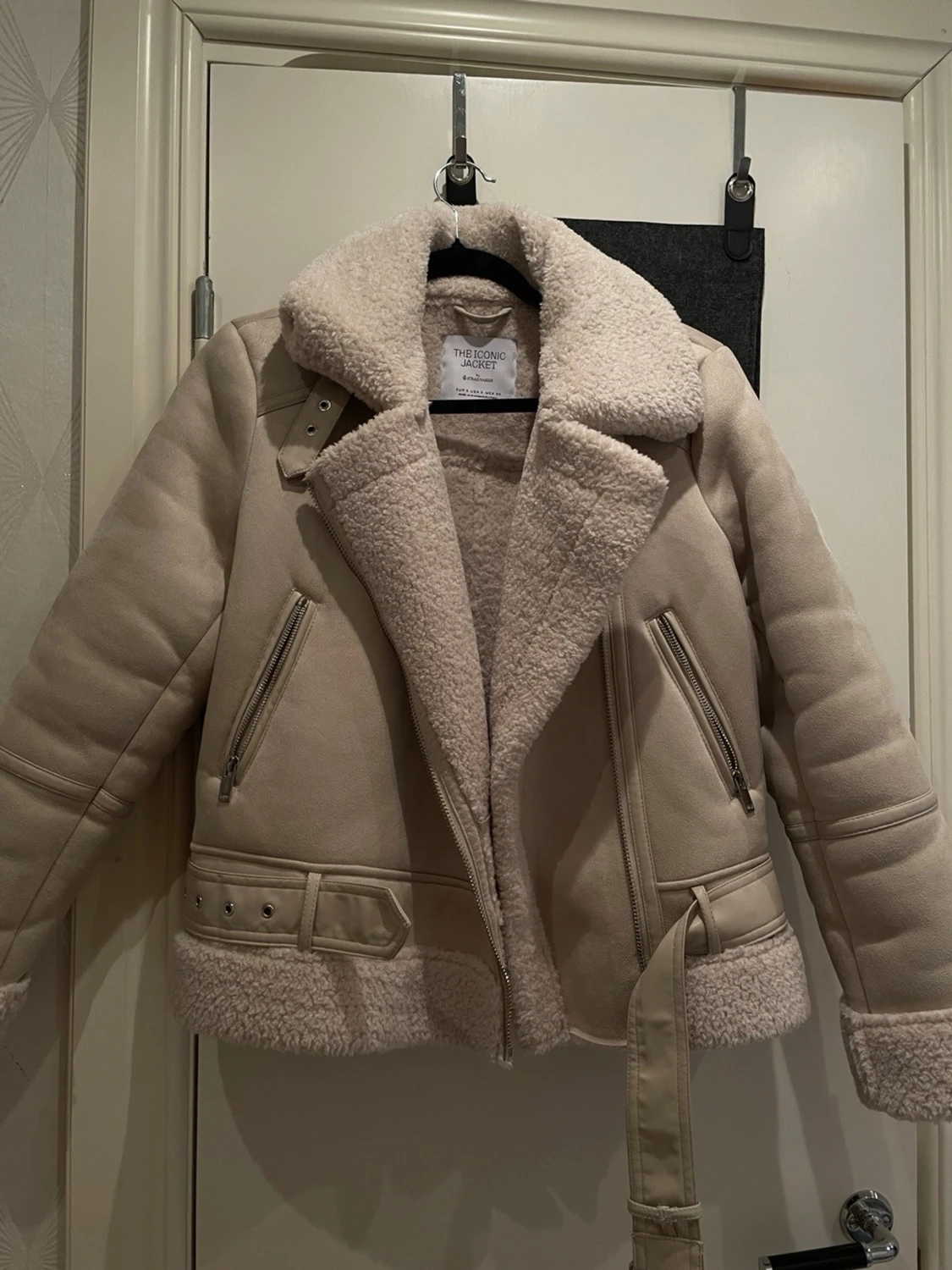 Beige teddyjacka från Stradivarius