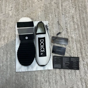 Dolce Gabbana skor  - Helt nya aldrig använda. Allt som är med i bilden medföljer👍 priset går att diskuteras👍