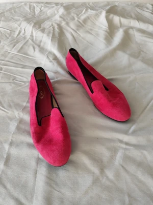 Tjusiga, rosa damloafers från Tod's, Strl 40 - Sköna, vardagliga loafers i fint skick. Färgen på dem är mörkt rosa skulle jag säga. Har lite små missfärgningar, se sista bilden. 