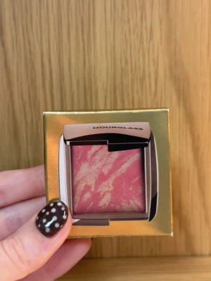 Hourglass Ambient Lighting Blush - NY - Helt ny! Fick denna i present men har redan paletten så säljer denna vidare nu, då den inte kommer komma till användning på ett bra tag annars⭐️ på hemsidan beskrivs färgen som en champagne rosa. Tips är att kolla på TikTok om du är osäker!✨  Från hemsidan: Upptäck ett helt nytt sätt att använda rouge. Denna banbrytande hybrid kombinerar ljuseffekten av Ambient Lighting Powder med ett spektrum av häpnadsväckande moderna nyanser. Den har en perfekt balans mellan pigment och puder. Travel/ mini 
