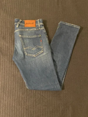 Replay Anbass W29 L32 - Säljer ett par riktigt snygga Replay anbass i riktigt bra skick! Pris kan diskuteras vid snabb affär. Hör av dig vid minsta fråga!