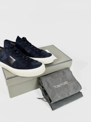 Mörkblå mocka sneakers från Tom Ford - Snygga mörkblå sneakers från Tom Ford i mocka med vita platta sulor och svarta detaljer på sidan. Klassisk låg modell med snörning och rund tå. Perfekta för dig som gillar stilrena och exklusiva sneakers.