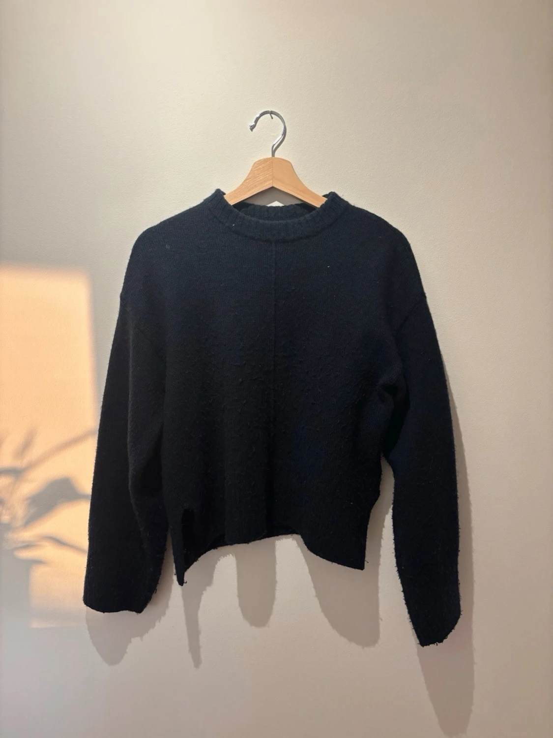 Svart stickad tröja med rund hals