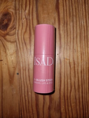 ISADORA Blush Stick rosa - Krämigt rouge i stickformat från ISADORA i en snygg rosa nyans. Perfekt för kinder, läppar och ögon. Enkel att applicera och smidig att ta med i väskan tack vare den kompakta cylindriska förpackningen i plast.