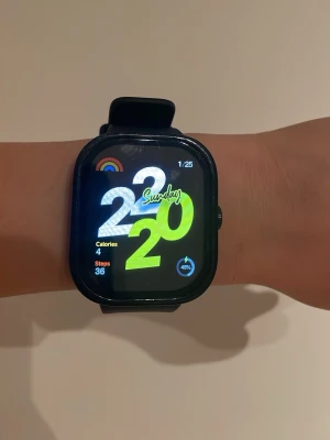 Svart smartklocka med fyrkantig skärm - Snygg svart Redmi watch 4 smartklocka i mycket bra skick med stor fyrkantig pekskärm och silikonarmband, inklusive skärmskydd och laddare. Klockan har färgstark display med aktivitetsmätning, stegräknare, pulsmätare och flera appar för träning och hälsa. Perfekt för dig som vill ha koll på vardagen direkt på handleden.