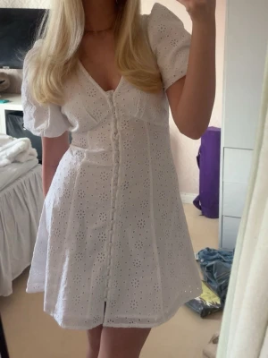 Klänning  - Jättesöt vit klänning perfekt för studenten. Endast testad! Köpt på gina tricot passar xs