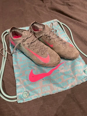 Nike fotbollsskor - Säljer ett par feta fotbollskor som är i gott skick allt är bra men är lite smutsiga långa dubbar kvar och det stl 43!Påse ingår!😁