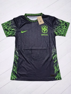 Svart Brasilien fotbollströja - Brasil X Nike fotbollströja som är så sjukt clean och går ihop till mycket fina outfits med sin fräscha look, hör av er vid frågor🤝