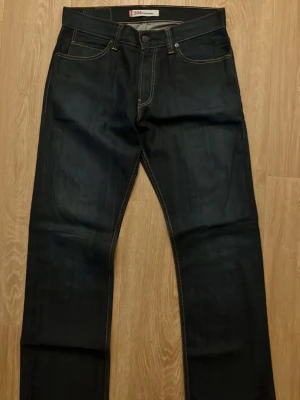 Levi's 506 mörkblå jeans straight fit - Mörkblå Levi's 506 Standard jeans med klassisk straight fit.