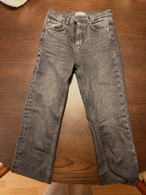 Gråa ZARA jeans med slits  - Säljer några av mina favortjeans. Använder dock tyvärr inte de så mycket längre…Lite högre i midjan, men jag som inte tycker om höga midjor känner mig ändå bekväm i dom här. De har en lite tightare modell men med en slits nertill. Sitter som en smäck baktill😋