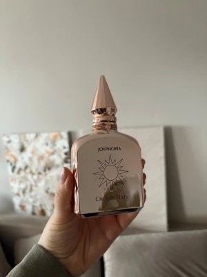 Joyphoria parfym från Charlotte Tilbury 100 ml - Säljer en lyxig parfym från Charlotte Tilbury, Joyphoria. Nypris: 1800. Knappt använd, kanske testat 5 gånger? Insåg att doften inte var för mig även om den luktar väldigt gott! 