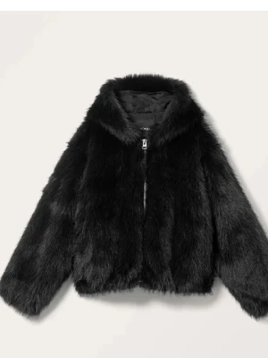 Jacka i fuskpäls  - Helt ny jacka från monki i fuskpäls. Bilden är på min syster med jackan på