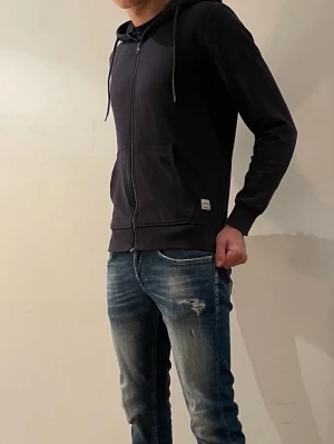  zip hoodie med fickor - Säljer en marinblå snygg hoodie med dragkedja och två stora fickor framtill. Perfekt att ha över en T-shirt! As snygg och i fint sick 