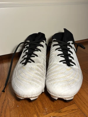 Nike - Hej. Säljer ett par fotbollskor då jag slutat spela. Nypris: 650kr. Mitt pris 300. Skriv vid mer frågor.